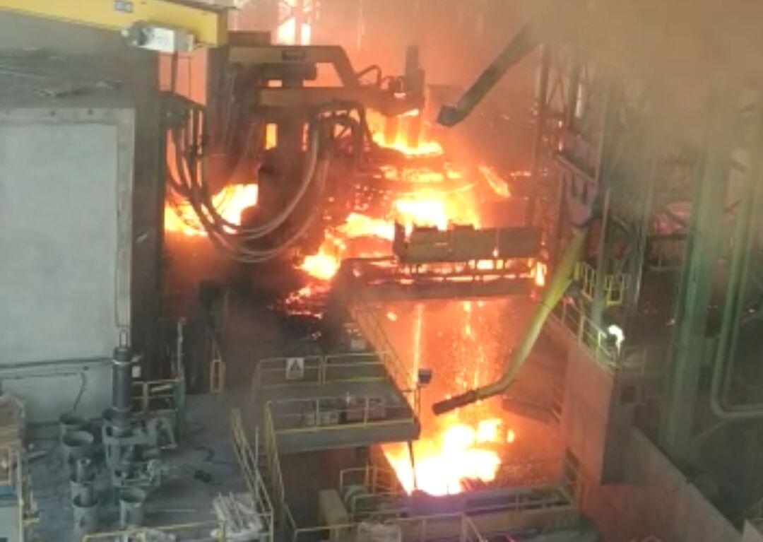 خبرنگاران مدیر اجرایی کارخانه فولاد دزفول:آتش سوزی در فرایند فراوری کارخانه فولاد طبیعی است