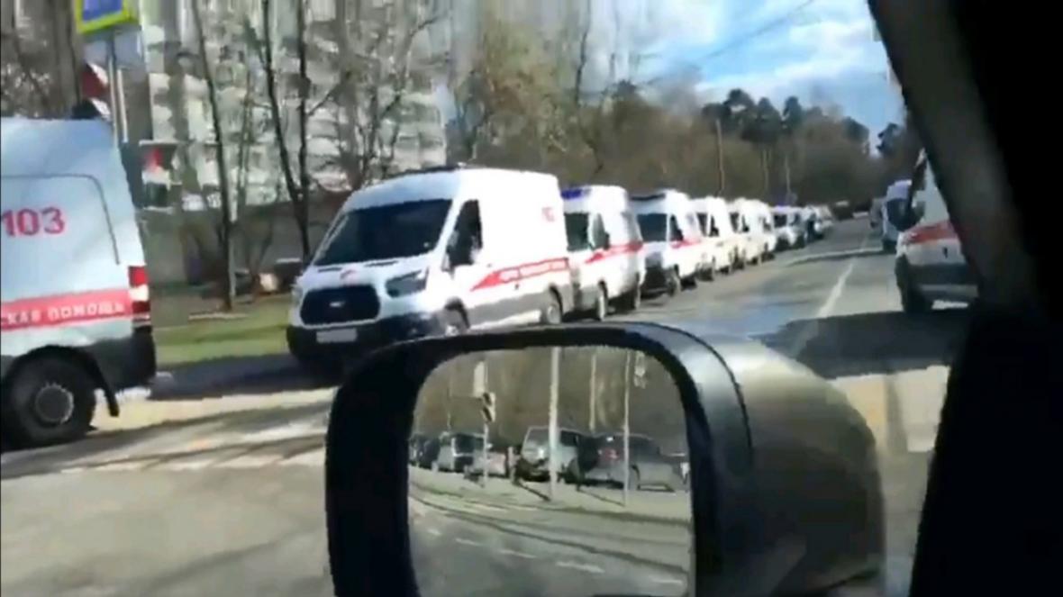 صف بستن آمبولانس های بیماران کرونایی در مسکو