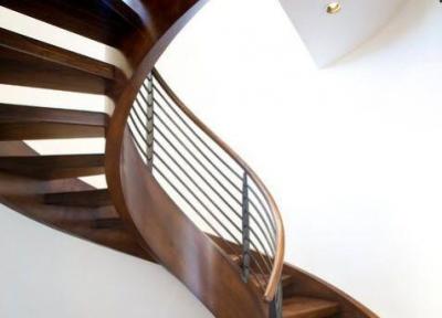 طرح های جدید پله گرد چوبی برای منازل و مغازه های دوبلکس